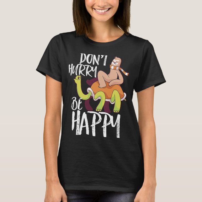 Skynda dig inte att vara Lycklig Sloth Riding Turt T Shirt (Framsida)