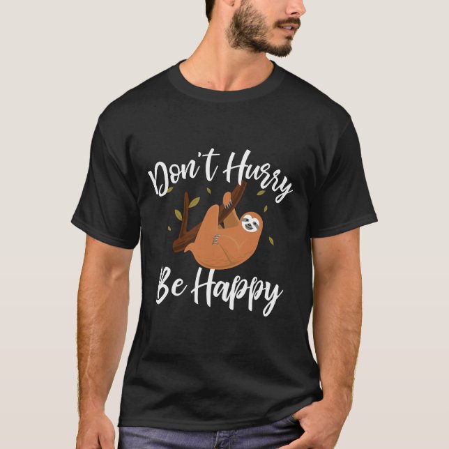 Skynda dig, var Lycklig Lazy Sloth Funny T Shirt (Framsida)