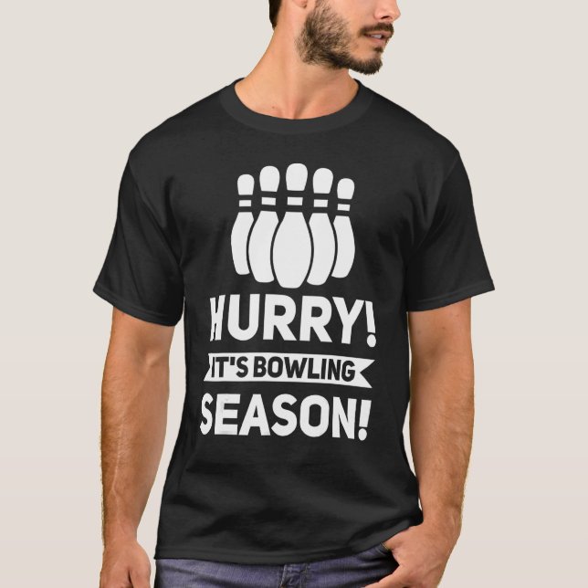 Skynda på, det är Bowling Season Bowling Game T Shirt (Framsida)