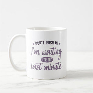 Skynda på mig. Jag väntar på sista minuten. Kaffemugg