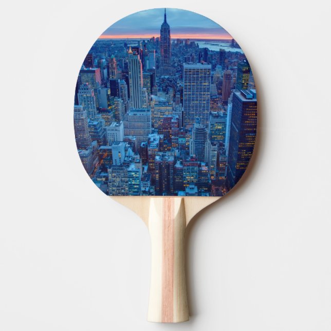 Skyscraperna av Manhattan tändas Pingisracket (Framsidan)