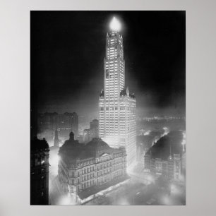 Skyskrapa på natten, 1920. Gammalt foto Poster