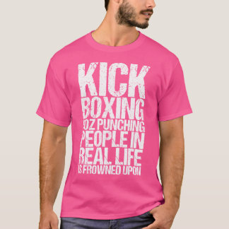Slå personer är uttråkade efter en bekväm kickboxn t shirt