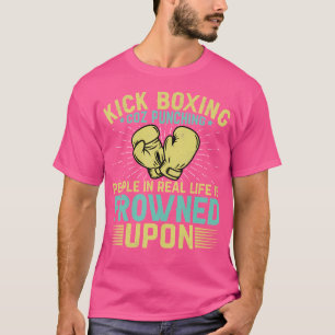 Slå personer är uttråkade efter en bekväm kickboxn t shirt