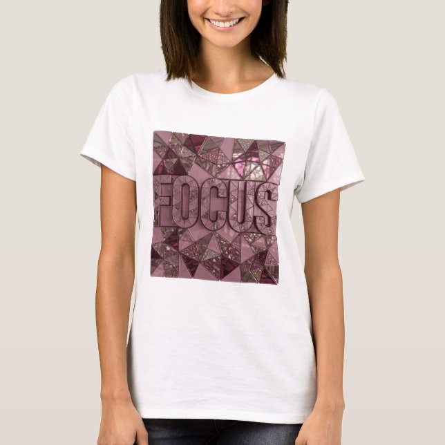 Slående Rosa FOKUSUtsaga Design T Shirt (Framsida)