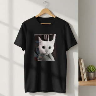 Slående vit katt med stora ögon Svart herr- T Shirt
