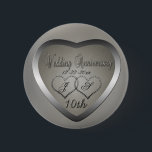Slagit tonårsdag 10 år knapp<br><div class="desc">Den traditionella presenten för tioårsdagen av Bröllop är nu lång. I enlighet med den traditionen har vi skapat vår Slagit Tin-look 10:e Bröllop-årsdagen. Observera att alla meddelanden är digitalt skapat för att framstå som realistiska.</div>