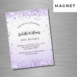 Slaglyxmansskript för lavender magnetisk inbjudningskort<br><div class="desc">För en elegant 40:e (eller någon ålder) födelsedagsfest. En vit och violett övertoningsbakgrund för chic. Dekorerad med violett faux glitter,  gnistor. Anpassa och lägg till information om namn och party. Namn är skrivet med ett handskript i stil</div>