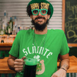 SLÁINTE Funny Irish St. Patrick Day Grönt Klöver T Shirt<br><div class="desc">Lustigt men enkelt brev där det står "SLÁINTE",  elak på skotska bredvid ett klöver. Perfekt för att ha på St. Patrick's Day!</div>