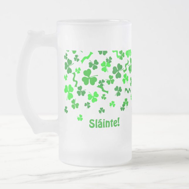 Sláinte Lucky Irish Shamrocks Design Personalized Frostat Ölglas (Vänster)