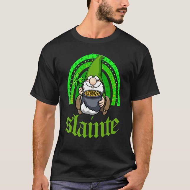 Slainte med mina gnomes Rainbow Manar St Patricks  T Shirt (Framsida)