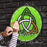 Slainte St. Patrick's Day Celtic Triquetra Irish Piltavla<br><div class="desc">Lägg till en irländsk charm till festligheterna med Slainte St Patrick's Day Celtic Triquetra Irish Dart Board. Designad med kärlek av den berömda Mylini Design sammanför denna rityta den irländska traditionen och den funktionella roligten. Den keltiska triquetrasymbolen lägger till centrum, omgivet av vibrerande nyanser av grönt, färg i Irland. Den...</div>