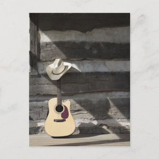 Slanghatt på gitarr som lutar åt loggstugan vykort