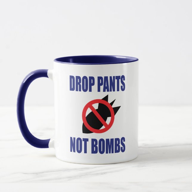 Släpp Pants Inte Bomber - Roligt Antikrigs Slogan Mugg (Vänster)