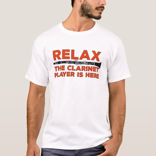 Slappna av Clarinet Player är här T Shirt (Framsida)