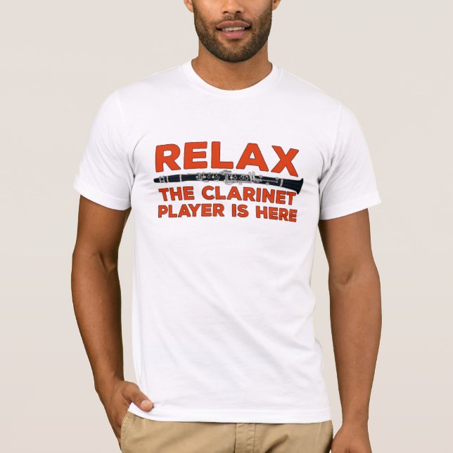 Slappna av Clarinet Player är här T Shirt (Framsida)