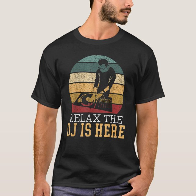 Slappna av DJ är här Deejay Disk Jockey Retro Vint T Shirt (Framsida)