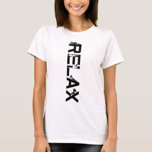 Slappna av hona på vit elegant t shirt