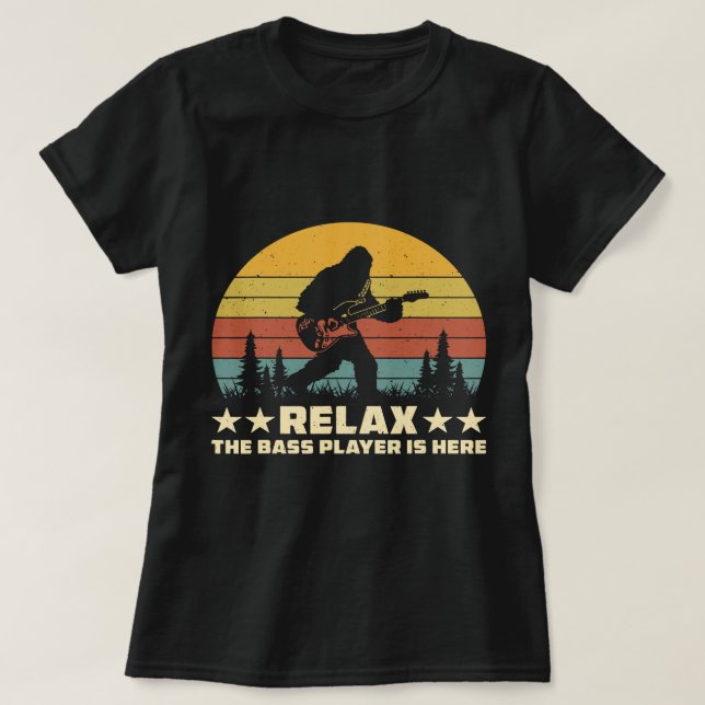 Slappna av i Bass Player är här. T Shirt (Design framsida)