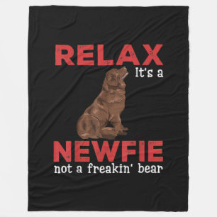 Slappna av i en nyfiende Cute Newfoundland hund Fleecefilt