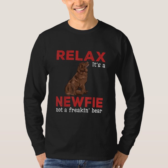 Slappna av i en nyfiende | Cute Newfoundland hund T Shirt (Framsida)
