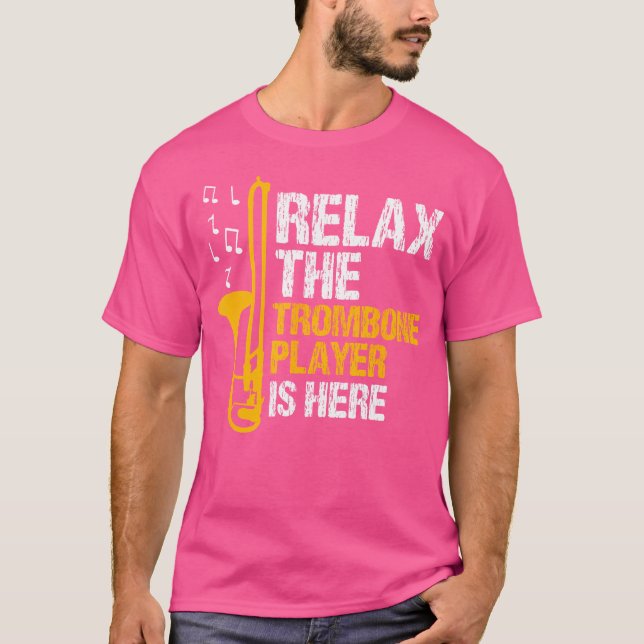 Slappna av i Trombone Player är här Marching Band  T Shirt (Framsida)