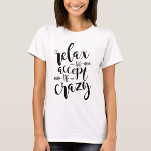 Slappna av och acceptera galningen Funny offert T Shirt