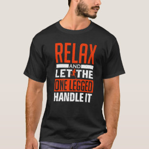 Slappna av och låt den ena knallade handen hantera t shirt