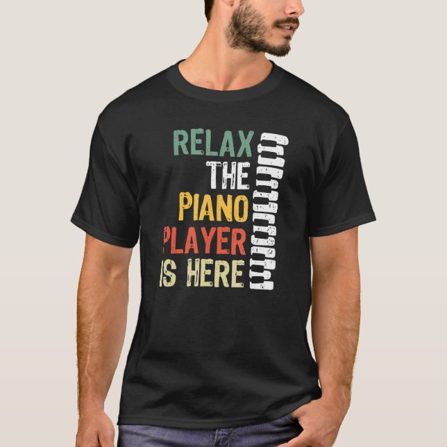 Slappna av Piano Player är här T Shirt (Framsida)