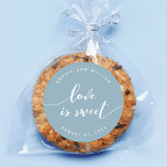 Slappna av Skriptet Kärlek är Sweet Editable Färg  Runt Klistermärke<br><div class="desc">Bröllopsdekal med ord "kärlek är sött" i ett mjukt kursivt skript i vitt mot en redigerbar bakgrund färg (klicka på anpassa för att få åtkomst). Anpassa den genom att ersätta platshållartexten. Om du vill ha fler alternativ, t.ex. att ändra teckensnitt och det är storlekt / färg, expanderar du / kontraktkurvan...</div>