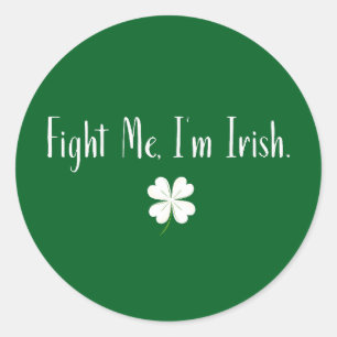 Slåss med mig jag är irländsk – Roligt St. Patrick Runt Klistermärke