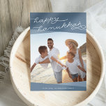 Slate Blue Geo-skript | Hanukkah Photo Julkort<br><div class="desc">Hanukkah hälsning med vänner och familj med vår elegant och det moderna Hanukkah-fotokortet som innehåller ditt favoritfoto eller lodrät med kvadratfoto. Överlappande skifferblått ovanpå och grund på kortet,  med "Lycklig Hanukkah" i modern handskriven stil typografi. Anpassa till din familj namn eller anpassningsbar hälsning.</div>