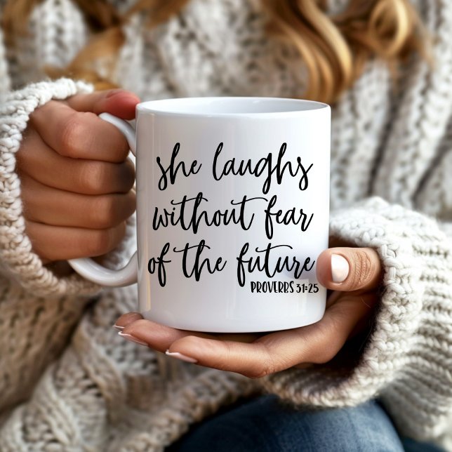 Slatt utan rädsla för framtida bibelverser kaffemugg (Christian Bible verse mug: "She laughs without fear of the future.")