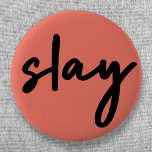 Slay | Modern minimal Snyggt av Trendiget  korall  Knapp<br><div class="desc">Enkelt,  snyggt,  trendig "slay"-knapp för stadcitatteckning i modern minimalistisk handskriftsstil stil i svart på korallets rosa inspirerad av skönhet,  tittar fantastisk,  döda den och flickmakt!</div>