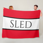 SLED Bred Sportig Ljusröd Snövit Randig Fleecefilt<br><div class="desc">Denna vinter-säsongsdesign har "SLED"  inuti en bred snövit mittrand som framhävs med svarta pinstripes. De yttre ränderna är ljust julröda.</div>