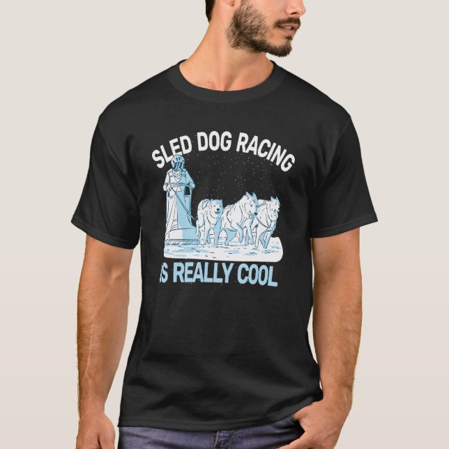 sled dog racing sledding huskies dog sledding mush t shirt (Framsida)