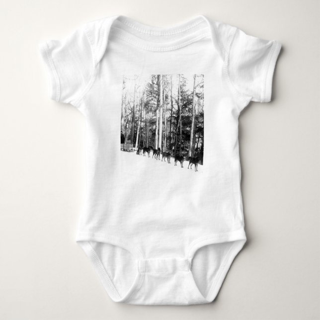 Sledding för Alaska hund Tee Shirt (Framsida)