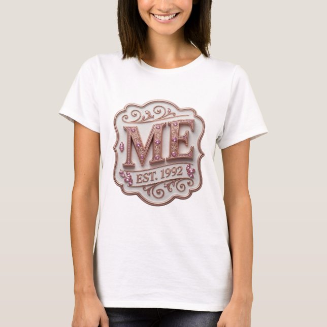 Sleek Gold ME EST 1992 Statement Design T Shirt (Framsida)