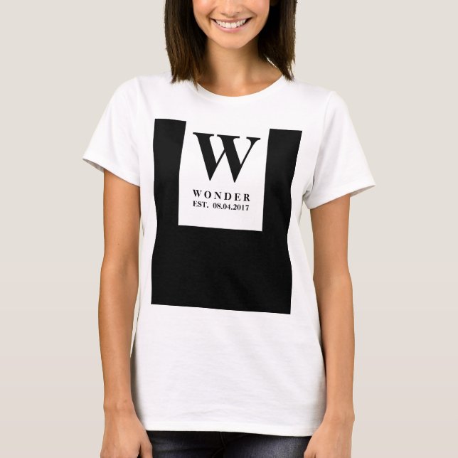 Sleek Newly Wed Monogram | Black Minimalist Weddin T Shirt (Framsida)