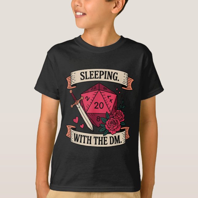 Sleeng. Med Dm. Rollig Design  T Shirt (Framsida)