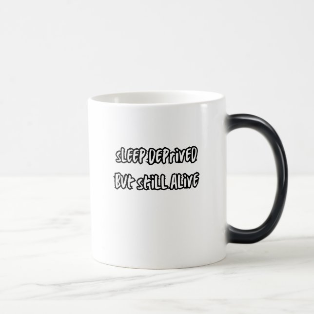 sleep deprived but still alive magisk mugg (Höger)