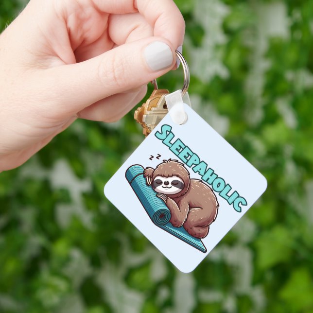 Sleepahok - Sleeping Sloth on Yoga mat Nyckelring (Hand)