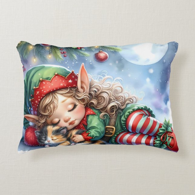 Sleeping Christmas Elf with Calico Kitten Prydnadskudde (Framsidan)