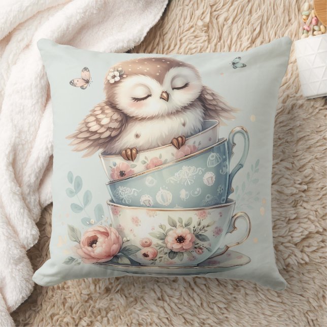 Sleeping Owl in Stacked Floral Teacups Kudde (Filt)