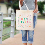 Sleepover Bag Editable Färg Slumber Party Tote Tygkasse<br><div class="desc">Den här fina designen kan anpassas till dina favoritkombinationer i färg. Gör en underbar gåva! Hitta snyggtar och presenter på vår butik: www.berryberrysweet.com.</div>