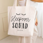 Sleepover Squad Editable Färg Slumber Party Tygkasse<br><div class="desc">Den här fina designen kan anpassas till dina favoritkombinationer i färg. Gör en underbar gåva! Hitta snyggtar och presenter på vår butik: www.berryberrysweet.com.</div>