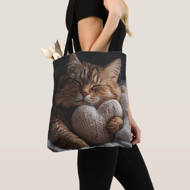 SLEEPT BROWN TABBY KATT MED HJÄRTFORMADE PILLOW TYGKASSE (Närbild)