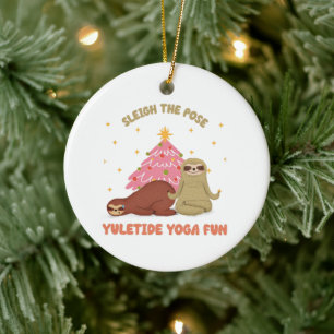 Sleigh Pose: Yuletide Yoga Roligt Cute Sloth Julgransprydnad Keramik