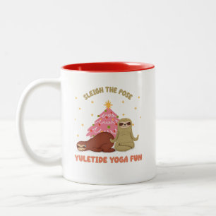 Sleigh Pose: Yuletide Yoga Roligt Cute Sloth Två-Tonad Mugg