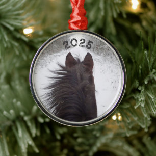 Sleigh View of Black Horse, Snowy Träd Lining Road Julgransprydnad Metall